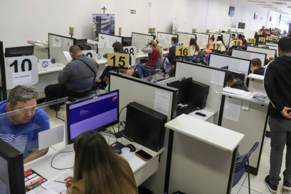 Agências do Trabalhador iniciam a semana com 14,5 mil vagas em todo o Estado