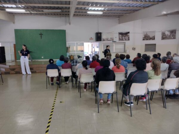 Assistência Social de Arapongas promove rodas de conversa e apresentações com idosos