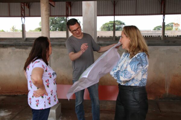 Equipe vistoria trabalhos finais na Escola Enzo Daleffe, que deverá ser inaugurada dia 29 em Arapongas