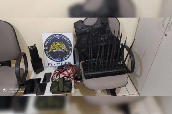 PM apreende bloqueadores de sinal e colete tático usados em roubos