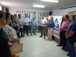 Amuvi entrega cobertores para os asilos de cidades da região