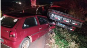 Motorista bate em veículos parados no acostamento e 3 ficam feridos entre Cambira e Apucarana