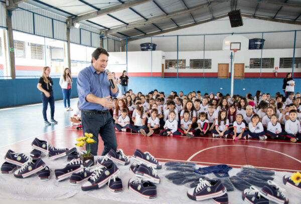 Apucarana distribui tênis e meias aos alunos da rede municipal de educação