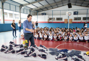 Apucarana distribui tênis e meias aos alunos da rede municipal de educação