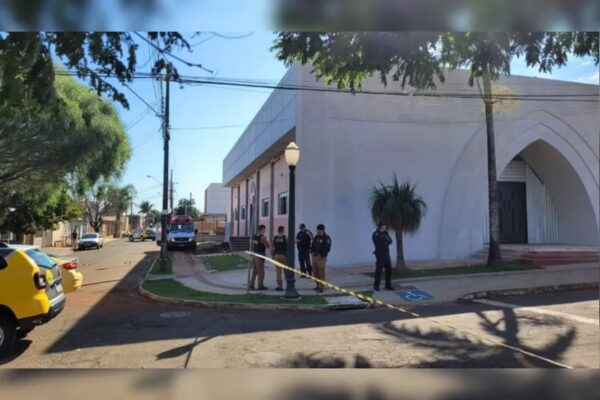 Mulher se entrega após invasão à igreja e é levada pelo Samu em Arapongas