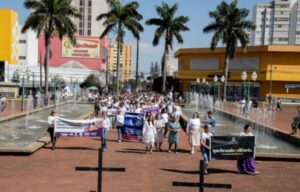 Apucarana adere a “caminhada do meio dia” contra o feminicídio
