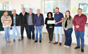 Vice Jair Milani prestigia repasse de R$ 20 mil do Instituto Cocamar para a Sagrada Família de Arapongas