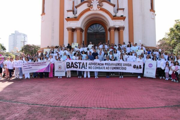 1ª Caminhada do Meio-Dia contra o feminicídio reúne grande público em Arapongas