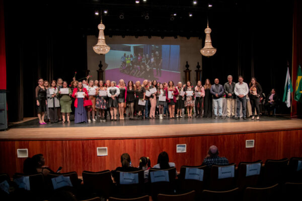 Prefeitura de Apucarana entrega certificado de cursos profissionalizantes para 166 mulheres
