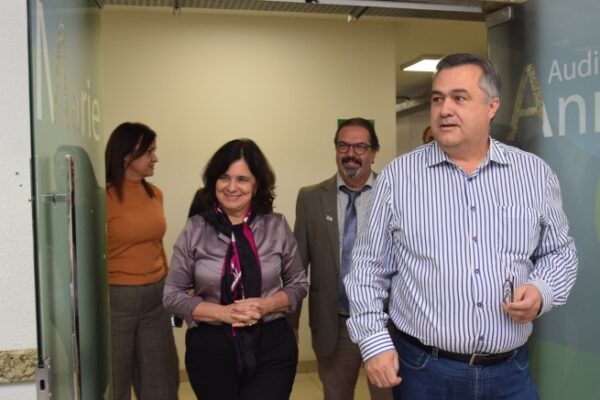 Em visita, ministra da Saúde destaca parceria com o Estado para o SUS no Paraná