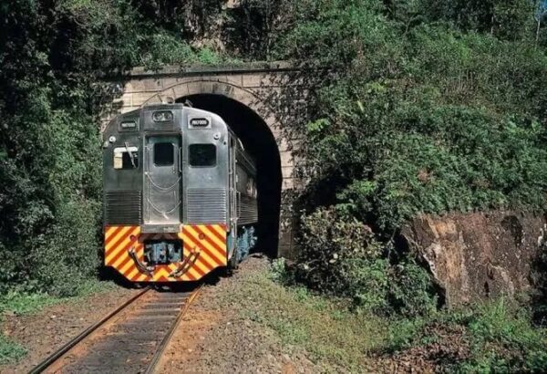 Após 10 horas de espera em trem, passageiros chegam a Morretes