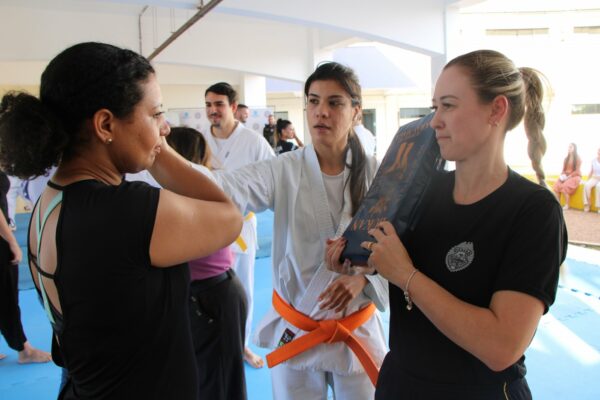 Aula de defesa pessoal reforça enfrentamento à violência contra a mulher
