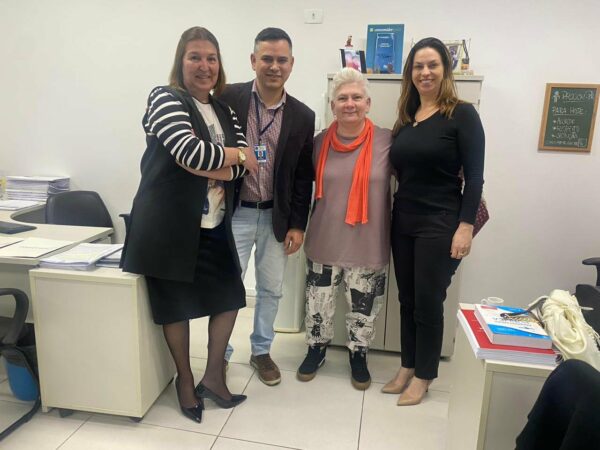 Procon Arapongas apresenta serviços e ações durante encontro em Curitiba