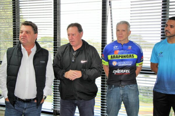 Onofre recebe atletas do ciclismo de Arapongas e reforça apoio ao esporte
