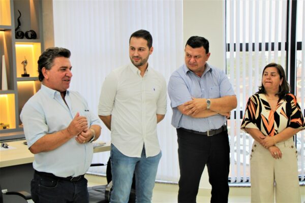 Prefeito Sérgio Onofre e demais lideranças recebem visita do deputado federal Paulo Litro