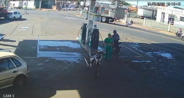 Câmera flagra acidente que terminou com motociclista ferido; assista