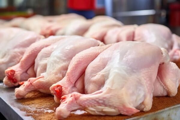 Cerca de 720 kg de frango são furtados de caminhão em Mauá da Serra