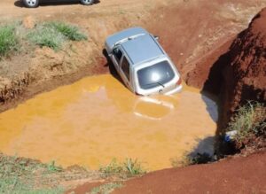 Carro é encontrado dentro de caixa d’água na zona rural de Apucarana