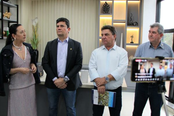 A convite do deputado Bazana, senador Sérgio Moro visita Arapongas