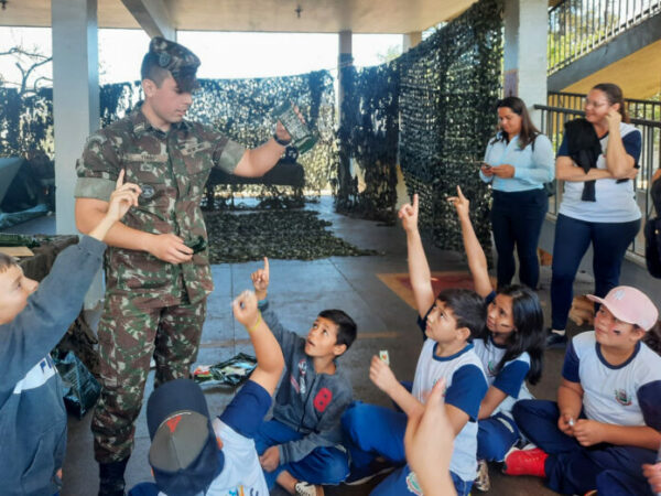 Alunos da Escola São José de Cambira visitam Batalhão da Polícia Militar e Exército em Apucarana