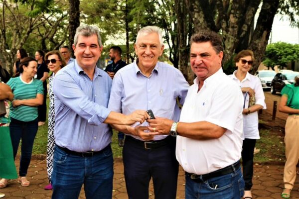 Deputado Bazana entrega chaves de veículos para reforço de Serviços Socioassistenciais de Arapongas