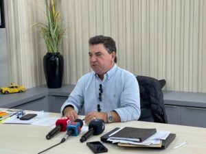 Onofre critica vereadores por reajuste e aumento de vagas na Câmara