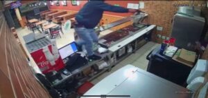 Vídeo mostra momento em que estabelecimento é roubado em Arapongas