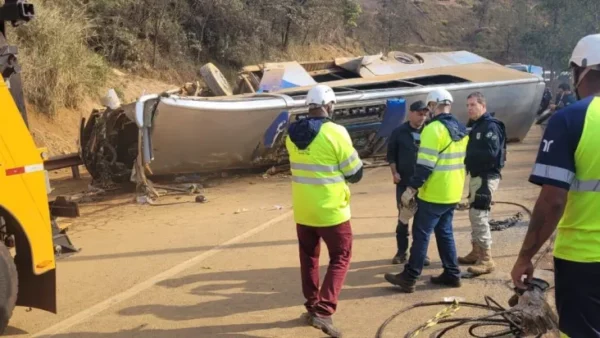 Ônibus com torcedores do Corinthians capota na Fernão Dias; acidente deixa 8 mortos