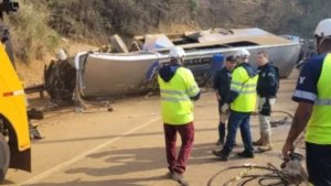 Ônibus com torcedores do Corinthians capota na Fernão Dias; acidente deixa 8 mortos