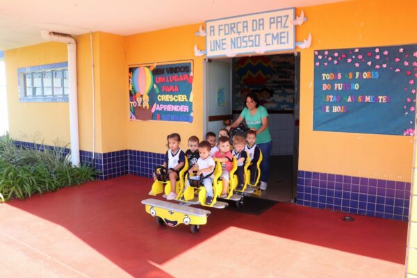 Carrinho de transporte coletivo é atração entre alunos da Educação Infantil em Arapongas