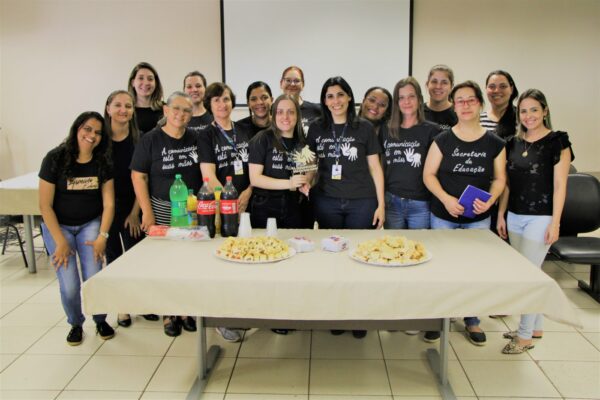 Primeira turma de servidores municipais conclui Curso Básico de Libras em Arapongas