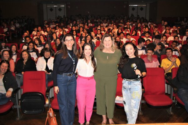 Combate ao Cyberbullying é tema de espetáculo e reúne cerca de 400 pessoas no Cine Teatro Mauá em Arapongas