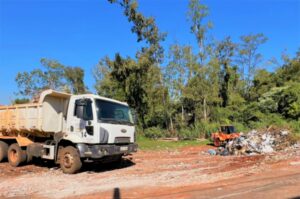 Prefeitura de Arapongas realiza força-tarefa para recolher lixo descartado irregularmente e reforça para conscientização