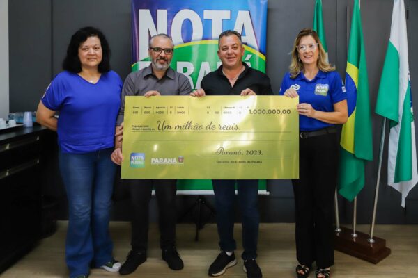40º milionário da história do Nota Paraná recebe cheque simbólico em Cambé