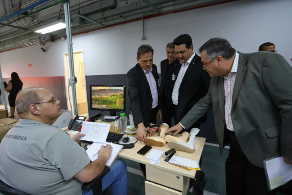 Ratinho Junior visita AACD e conhece centro hospitalar de reabilitação ortopédica