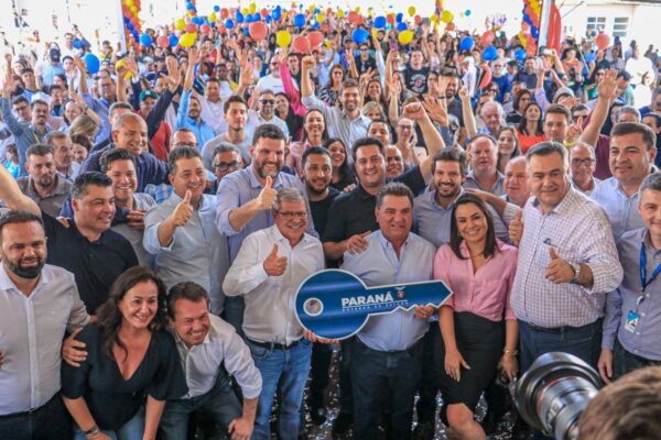 Sérgio Onofre e Ratinho Júnior inauguram 683 casas e anunciam mais 748 na segunda fase