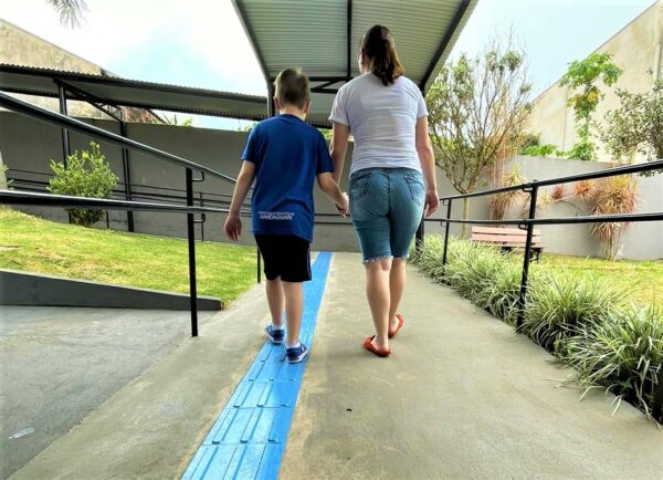 Escola municipal ganha piso tátil para alunos cegos e com baixa visão em Mandaguari