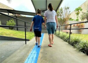 Escola municipal ganha piso tátil para alunos cegos e com baixa visão em Mandaguari