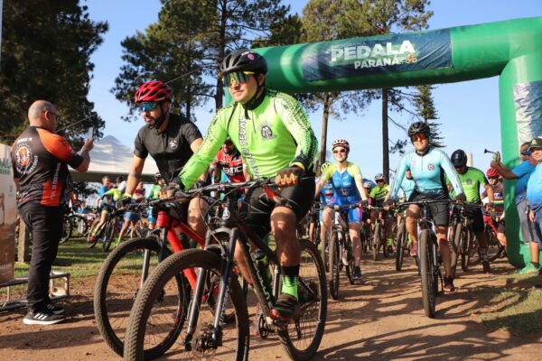 Arapongas inaugura Ciclorrota Cidade dos Pássaros com presença de mais de 300 ciclistas