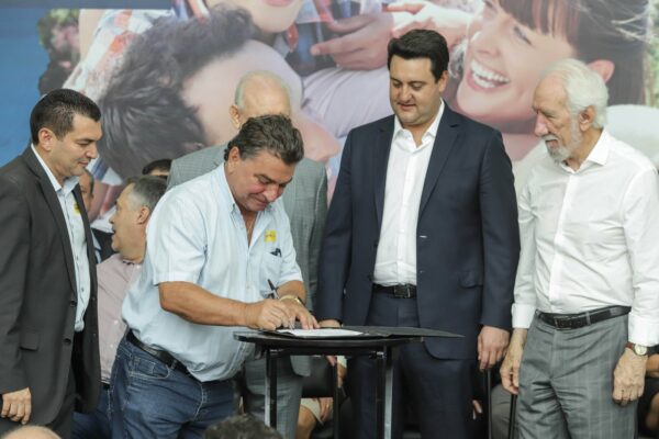Arapongas recebe recursos para as áreas da saúde e educação através do Governo Estadual