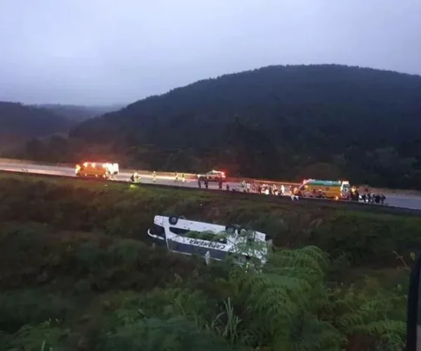 Ônibus com 53 passageiros cai em ribanceira e deixa um morto no PR