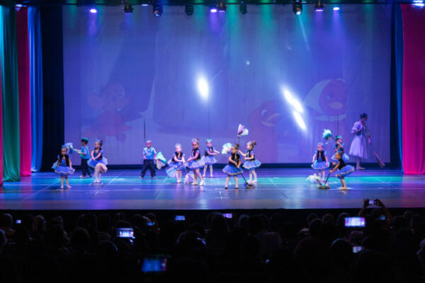 Crianças da rede municipal de educação brilham no palco do Cine Teatro Fênix em Apucarana