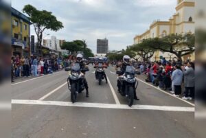 Desfile cívico-militar reúne grande público em Apucarana