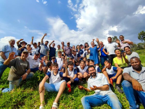 Ação de proteção de nascente em comemoração ao dia da árvore em Cambira