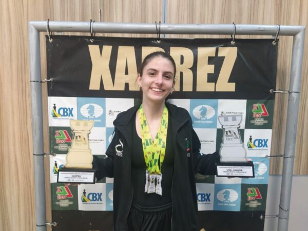 Jovem de Arapongas é única brasileira a disputar mundial de xadrez na Itália