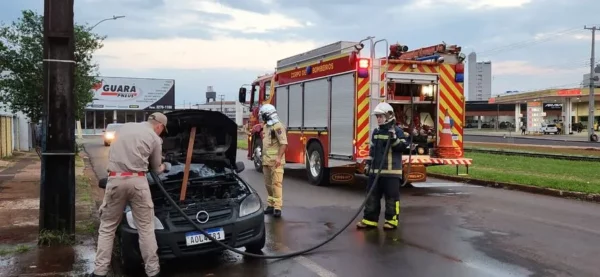 Incêndio em veículo mobiliza bombeiros em Arapongas
