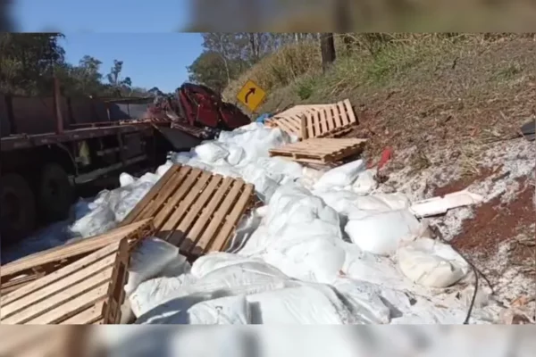 Grave acidente com carreta bloqueia a PR-444 em Arapongas
