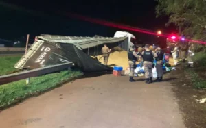 Carreta carregada com drogas tomba na BR-467, no Paraná