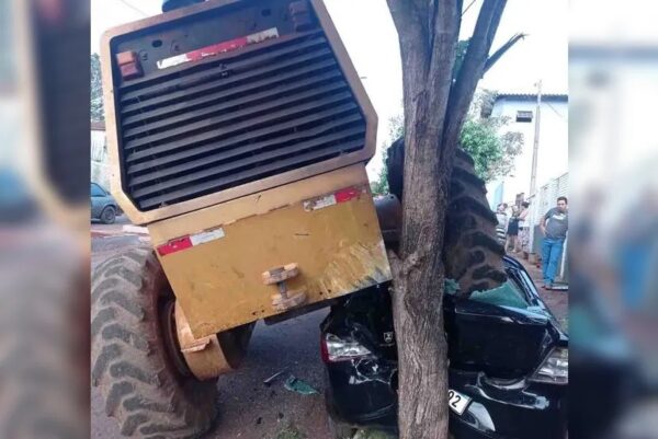 Acidente com motoniveladora da Prefeitura destrói carro em Rio Bom
