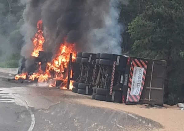 Carreta com soja fica destruída após tombamento e incêndio na BR-376
